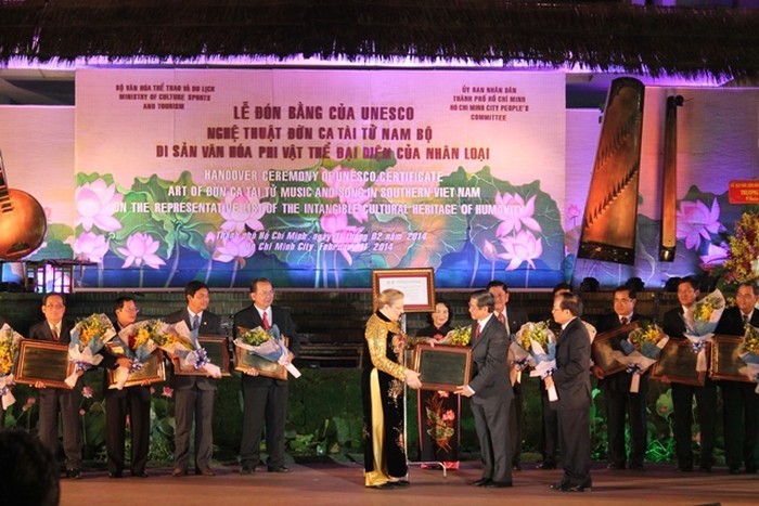 Bà Katherine Muller Marin, Trưởng đại diện Văn phòng UNESCO Hà Nội trao bằng vinh danh đờn ca tài tử Nam Bộ là Di sản văn hóa phi vật thể của nhân loại tại TP. Hồ Chí Minh ngày 11/2/2014. (Nguồn: VnExpress)