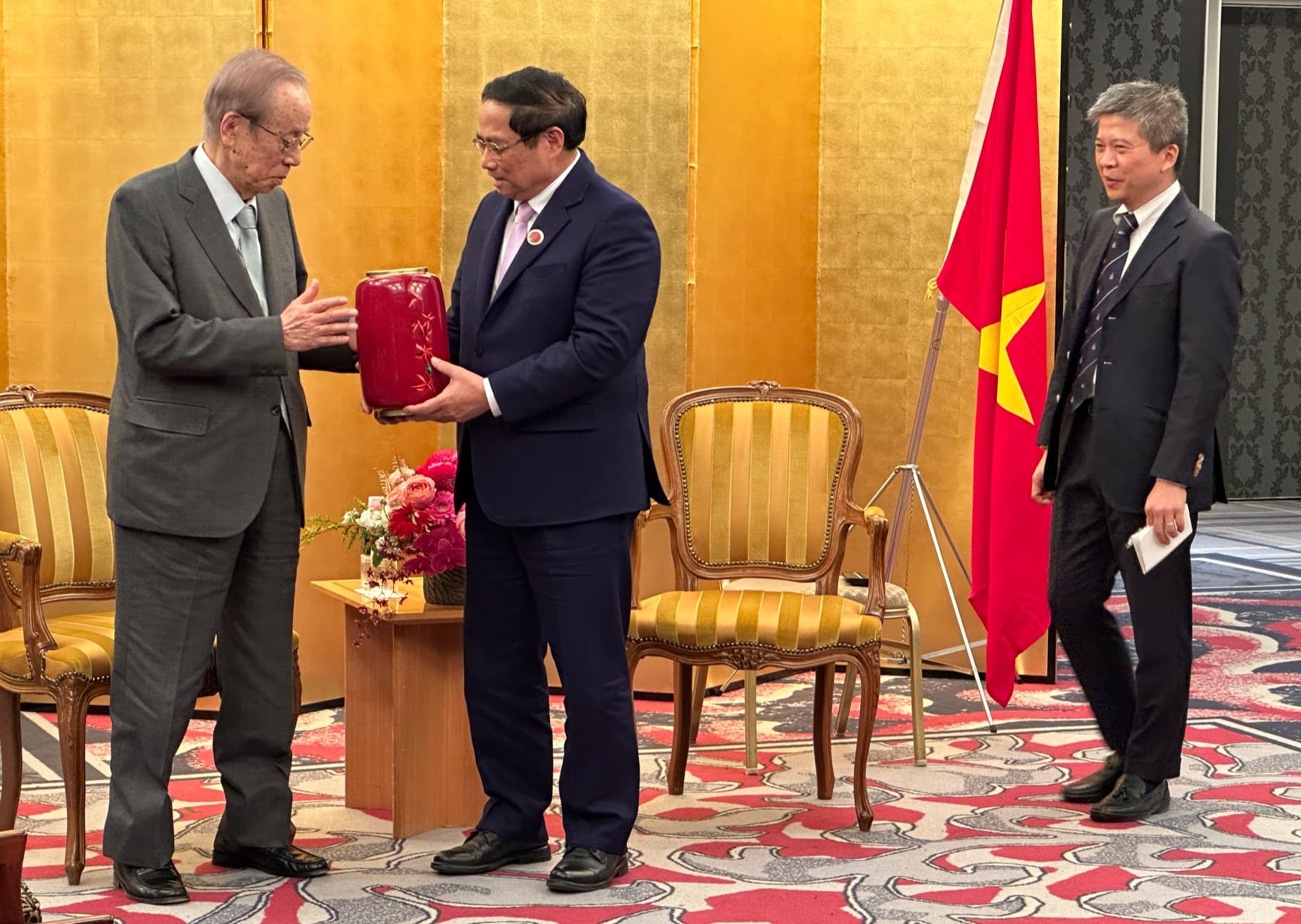 PM Pham Minh Chinh receives former Japanese PM Fukuda Yasuo
