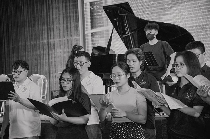 Saigon Choir's artists on rehearsal time.