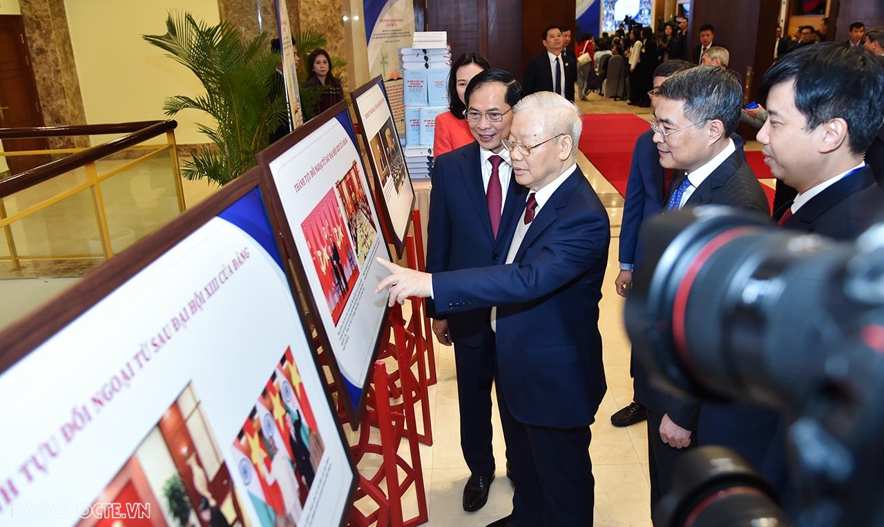 Tổng Bí thư Nguyễn Phú Trọng tham quan triển lãm ảnh về các hoạt động đối ngoại. (Ảnh: Tuấn Anh)