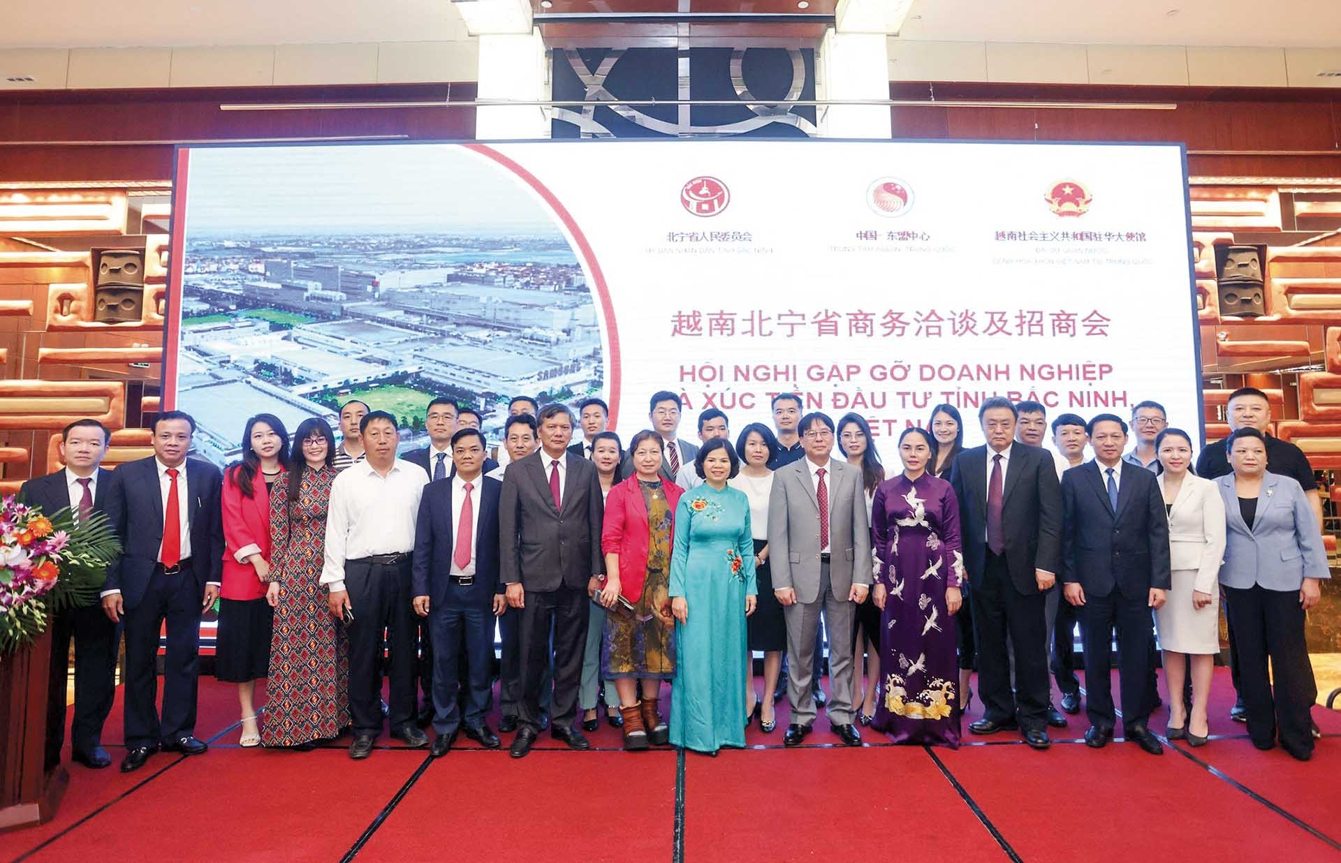Chairwoman of the Provincial People’s Committee Nguyen Huong Giang took photos with Chinese businesses at the Investment Promotion Conference of Bac Ninh province in Beijing (China), September 2023.