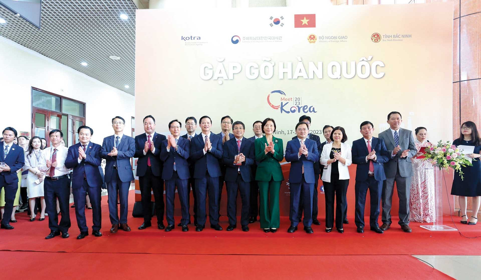 Leaders of Bac Ninh, provinces and cities in the Northern region, the South Korea’s Ministry of Foreign Affairs, embassies, and businesses at the “Meet Korea in 2023” program held in Bac Ninh province, May 2023.