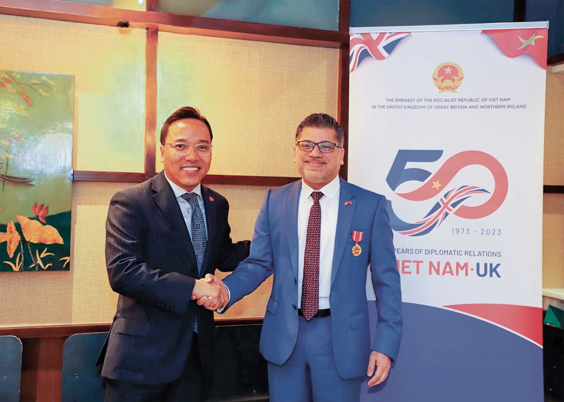 Vietnamese Ambassador to the UK Nguyen Hoang Long awarded the State President’s Friendship Medal to  Mr. Nitin Kapoor - Chairman of AstraZeneca Vietnam, December 2023.