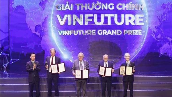 President Vo Van Thuong presents prize of 2023 VinFuture Prize to winning scientists