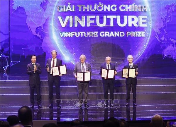 President Vo Van Thuong presents prize of 2023 VinFuture Prize to winning scientists