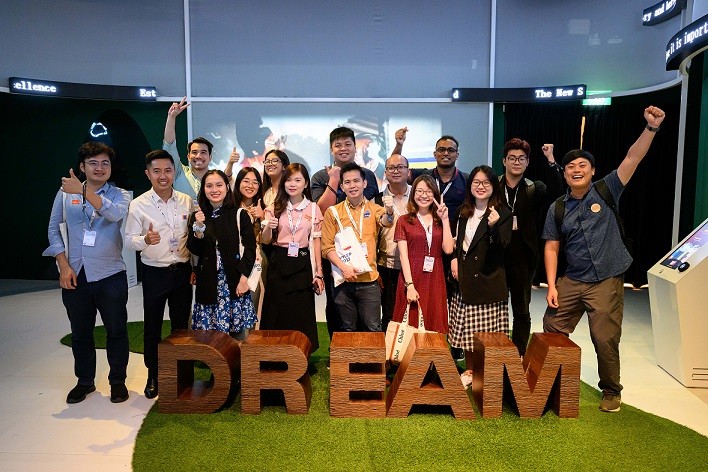 Devotion to building a young intellectual community of Vietnamese in Singapore Devotion to building a young intellectual community of Vietnamese in Singapore