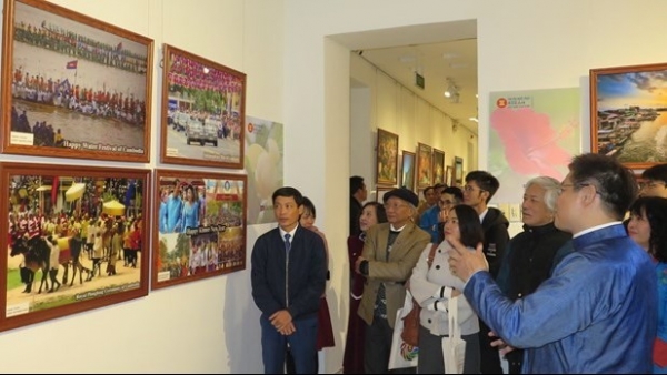 Photo exhibition on ASEAN culture openes in Thua Thien-Hue