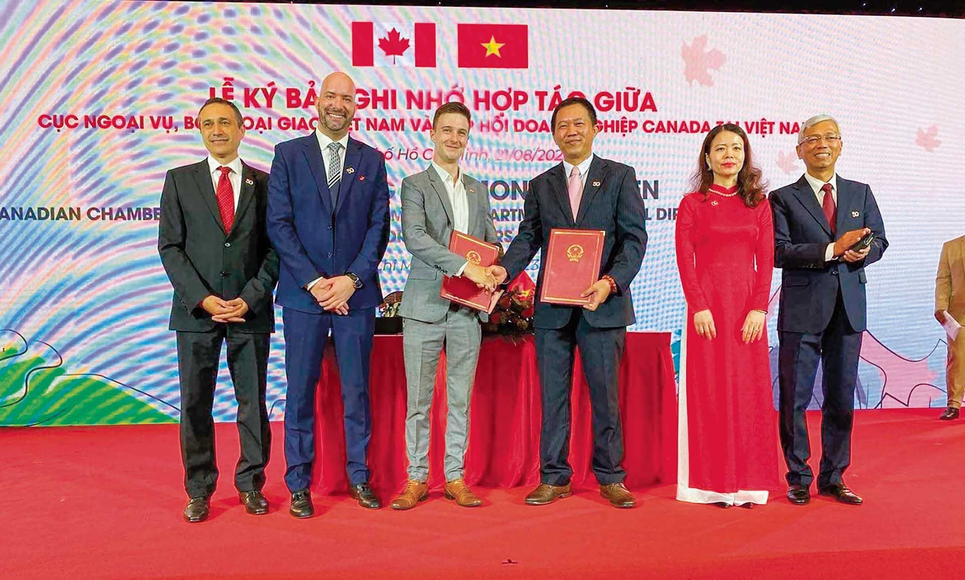 The Department of Foreign Affairs (Ministry of Foreign Affairs) and the Canadian Business Association in Vietnam (CanCham) signed a Memorandum of Cooperation, August 2023.