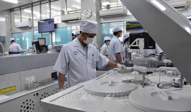 Medical staff of Cho Ray Hospital operate the testing machine system. (Photo: VNA)