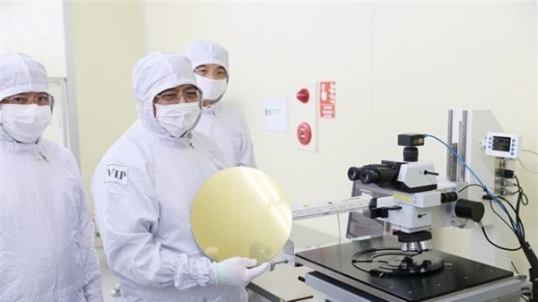PM visits northern region's first semiconductor chip factory in Bac Giang