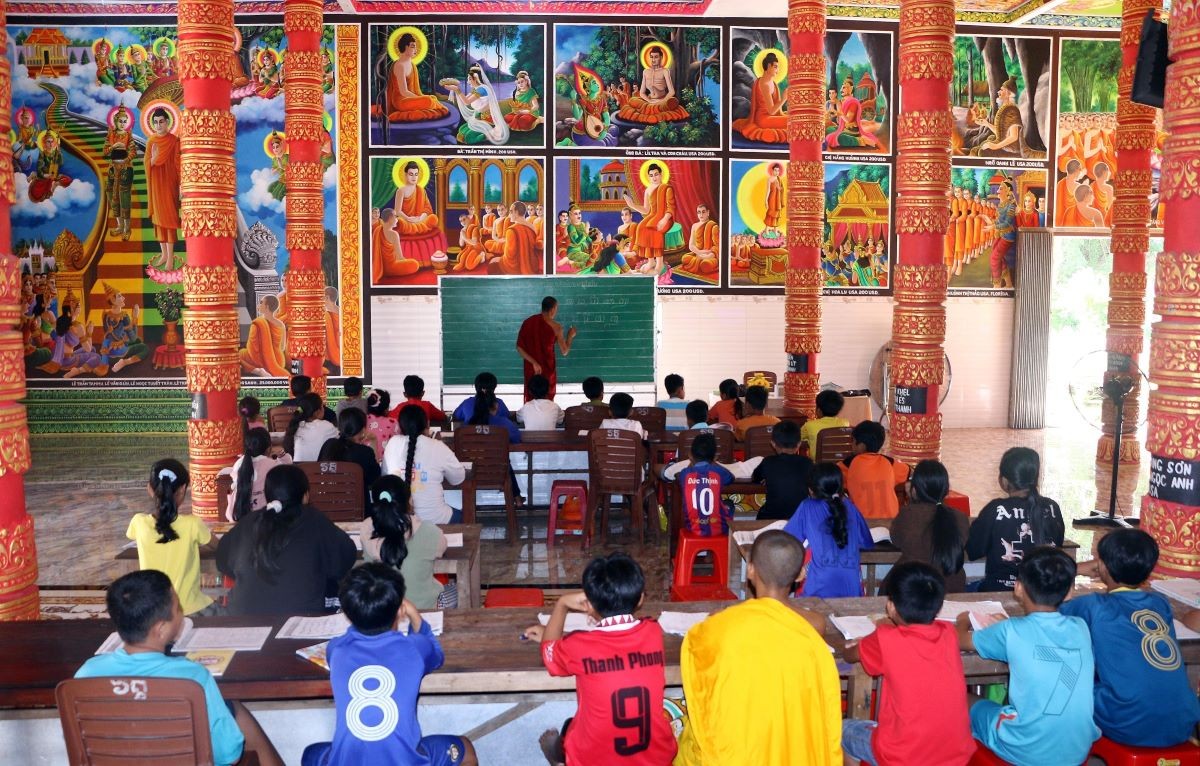 Một lớp học chữ Khmer tại Chùa Ô Chum (thị xã Ngã Năm), tỉnh Sóc Trăng. (Nguồn: TTXVN)