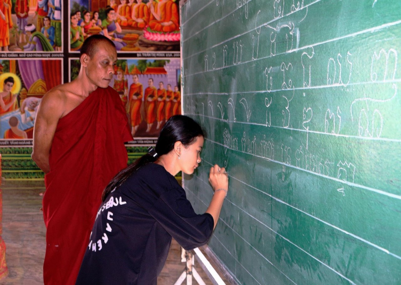 Các vị sư Chùa Ô Chum (thị xã Ngã Năm), tỉnh Sóc Trăng, dạy chữ cho con em đồng bào dân tộc ở tại địa phương. (Nguồn: TTXVN)