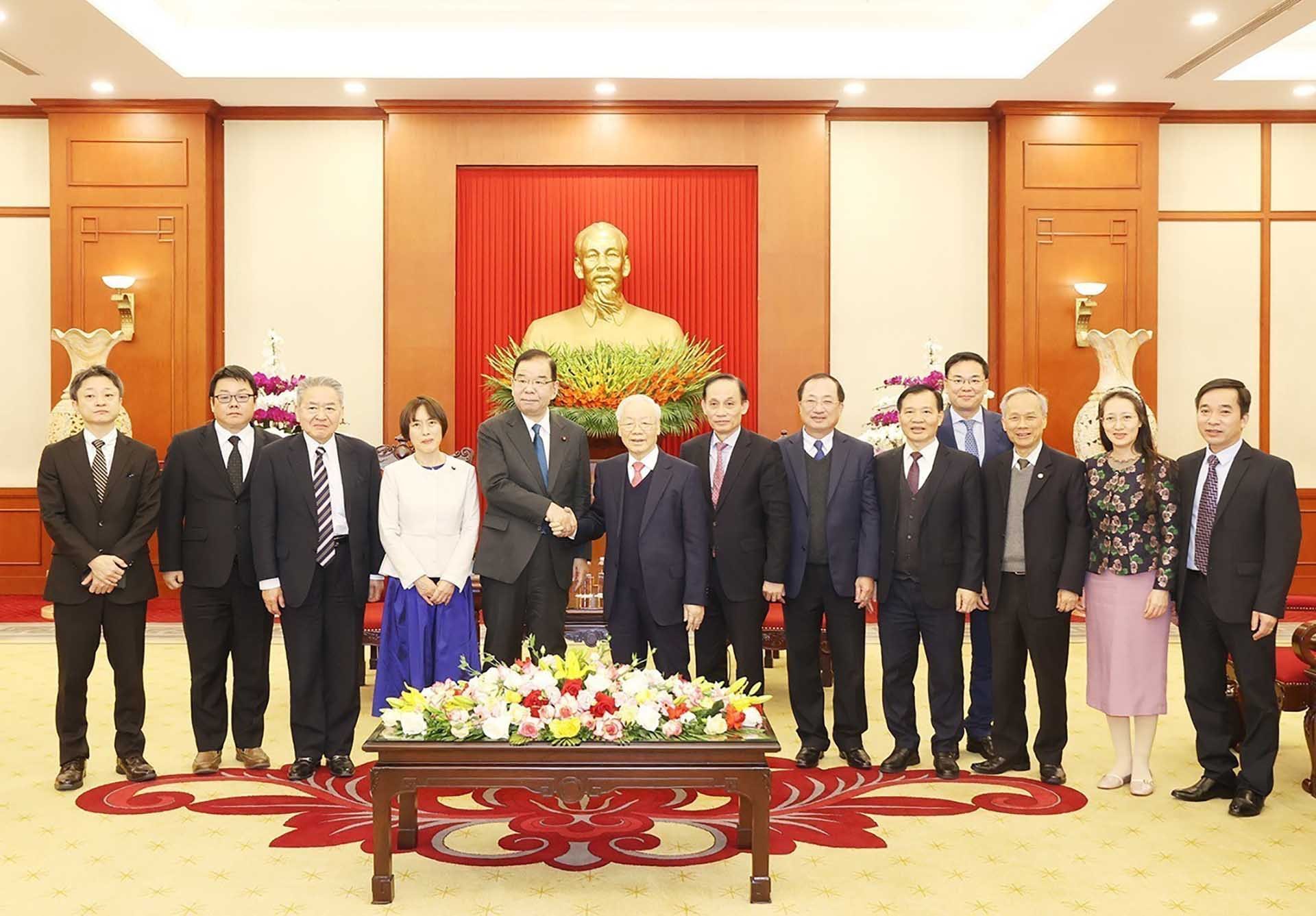 Tổng Bí thư Nguyễn Phú Trọng và đồng chí Shii Kazuo, Chủ tịch Đoàn Chủ tịch Ban Chấp hành Trung ương Đảng Cộng sản Nhật Bản cùng các đại biểu chụp ảnh chung. (Nguồn: TTXVN)