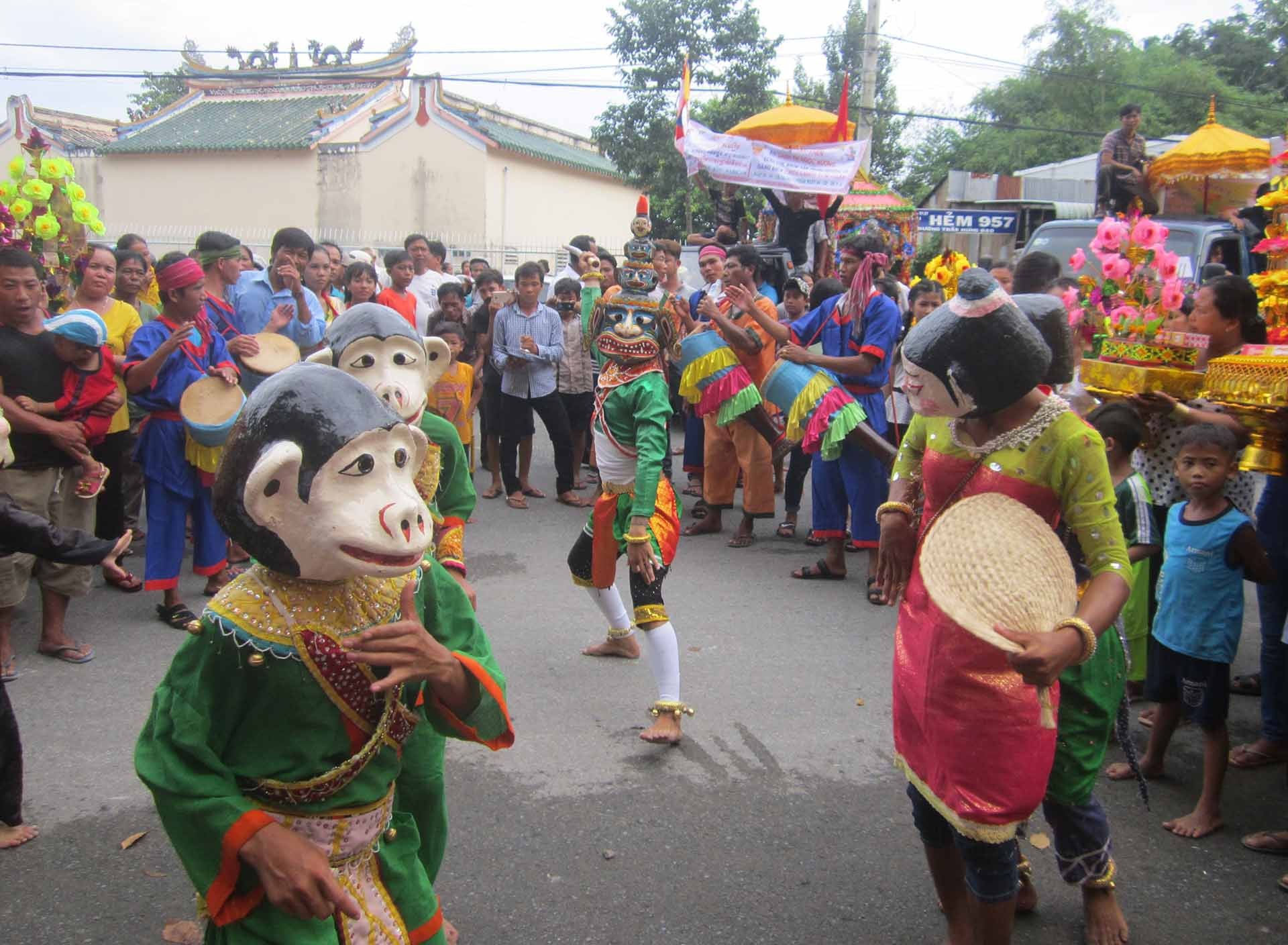 Câu lạc bộ múa hát Khmer chùa Padumavansa Kompong Thmo (Chùa Lò Gạch) ấp Ba Se A, xã Lương Hoà, huyện Châu Thành, tỉnh Trà Vinh) biểu diễn múa chằn, khỉ mừng Lễ hội Kathina của đồng bào Khmer. (Ảnh: Phương Nghi)