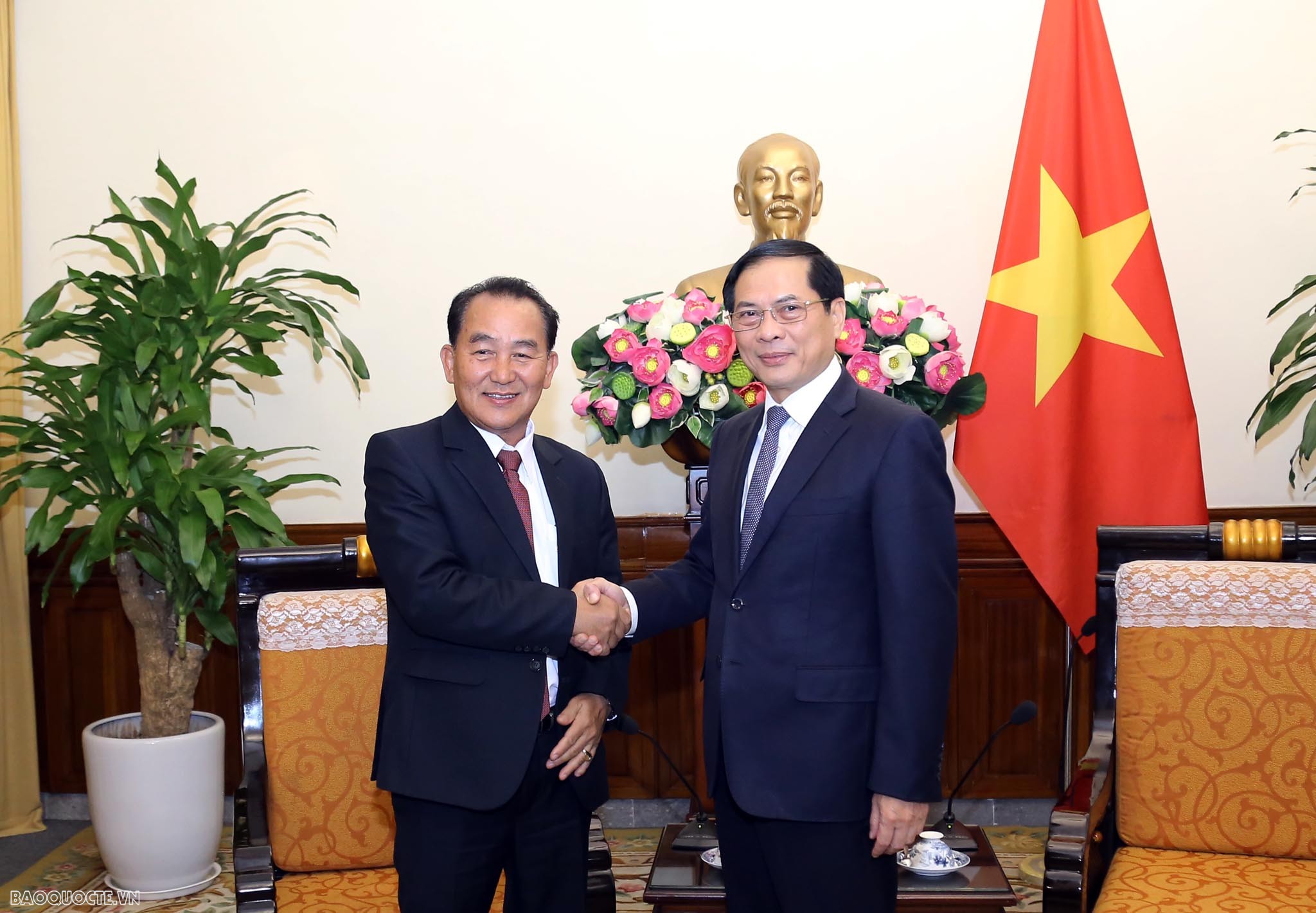 Bộ trưởng Bùi Thanh Sơn đón, tiếp Thứ trưởng Ngoại giao Lào Tinh Suksan