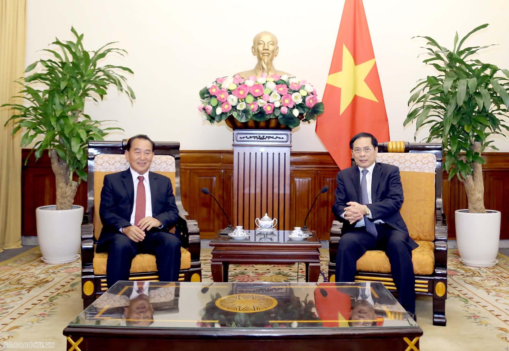Vietnam, Laos strengthen cooperation in expatriate affairs: Foreign Minister