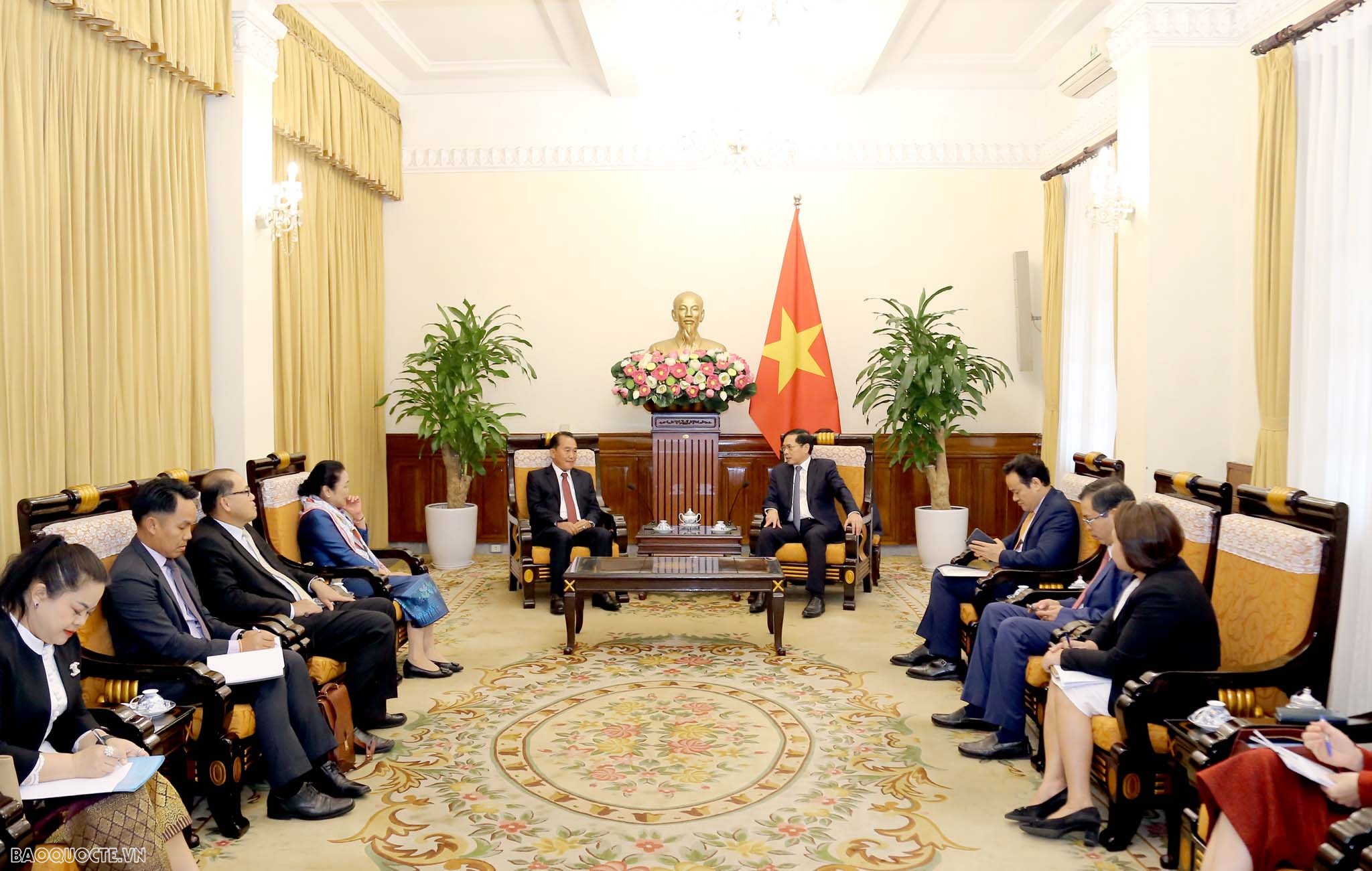 Vietnam, Laos strengthen cooperation in expatriate affairs: Foreign Minister
