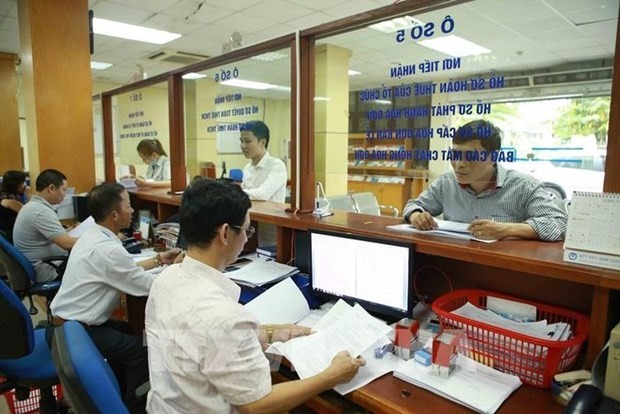 Tax payers at the Hanoi Tax Department. (Photo: VNA)