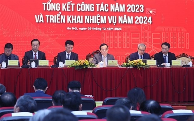 Deputy Prime Minister Tran Luu Quang (3rd from R) participates at the conference on reviewing activities in 2023 and launch tasks in 2024 held by the Ministry of Information andCommunications on December 29. (Source: VNA)