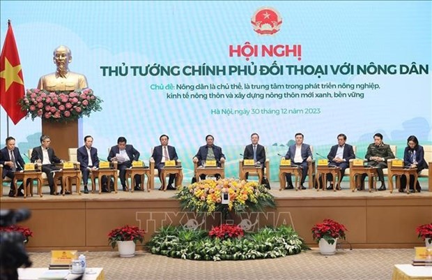 Prime Minister Pham Minh Chinh (centre) chairs an annual dialogue with farmers nationwide on December 30. 