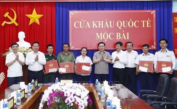 NA Chairman Vuong Dinh Hue visits Moc Bai International Border Gate