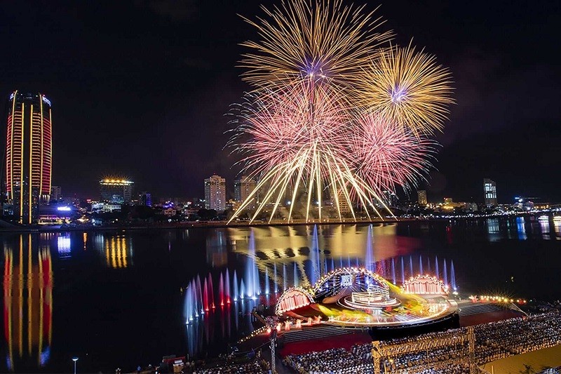 The vibrant Danang International Fireworks Festival - DIFF 2019. (Photo: Hidden Hoian)