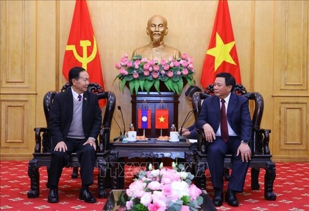 HCMA President Nguyen Xuan Thang (R) and Vice President of Lao NA Chaleun Yiapaoher. (Photo: VNA)