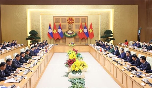 Prime Minister Pham Minh Chinh holds talks in Hanoi on January 6 with his Lao counterpart Sonexay Siphandone. (Source: VNA)