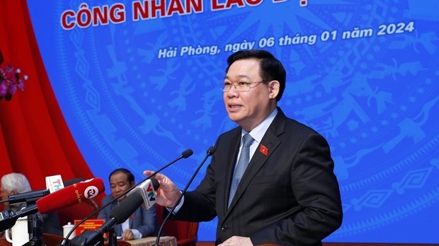 Chairman of the National Assembly meets workers in Hai Phong city