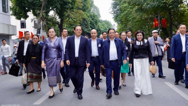 Vietnamese, Lao Prime Ministers tour Ngoc Son Temple, Hoan Kiem Lake