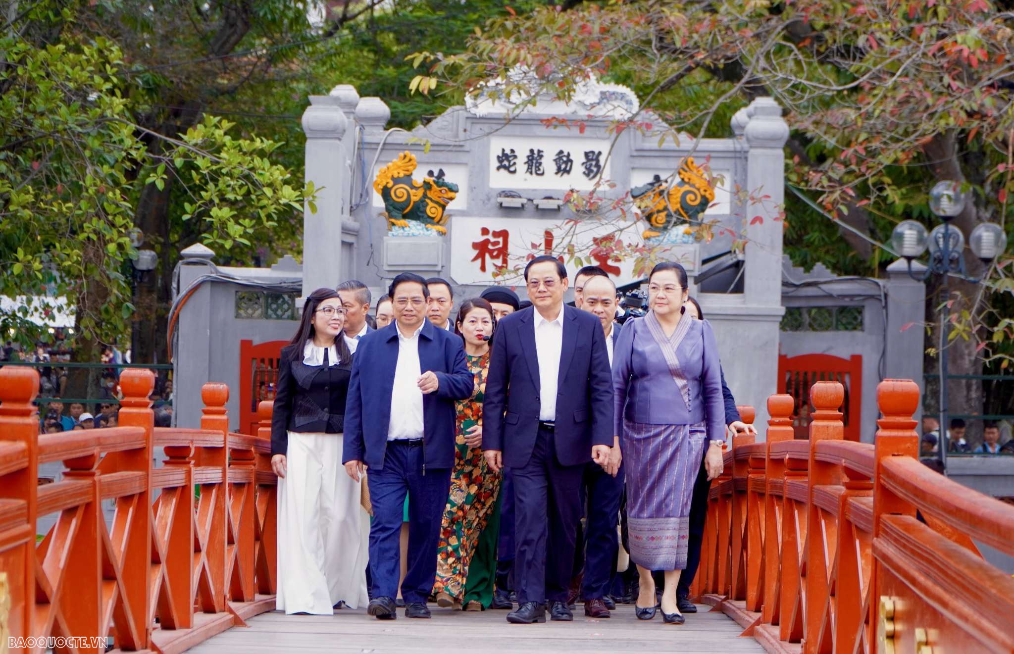 Vietnamese, Lao Prime Ministers tour Ngoc Son Temple, Hoan Kiem Lake