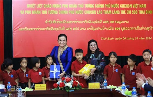 Vietnamese, Lao PMs&rsquo; spouses visit SOS Children's Village in Thai Binh