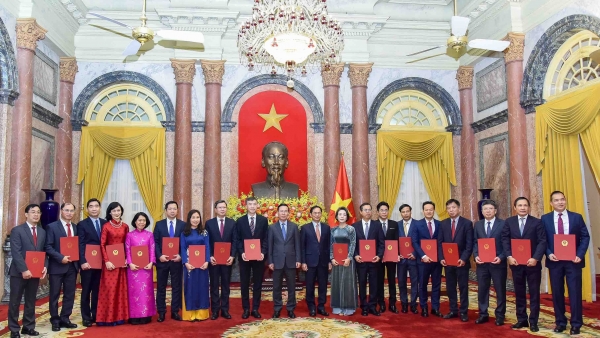 President Vo Van Thuong presents appointment decisions to Ambassadors, Heads of Representative Missions