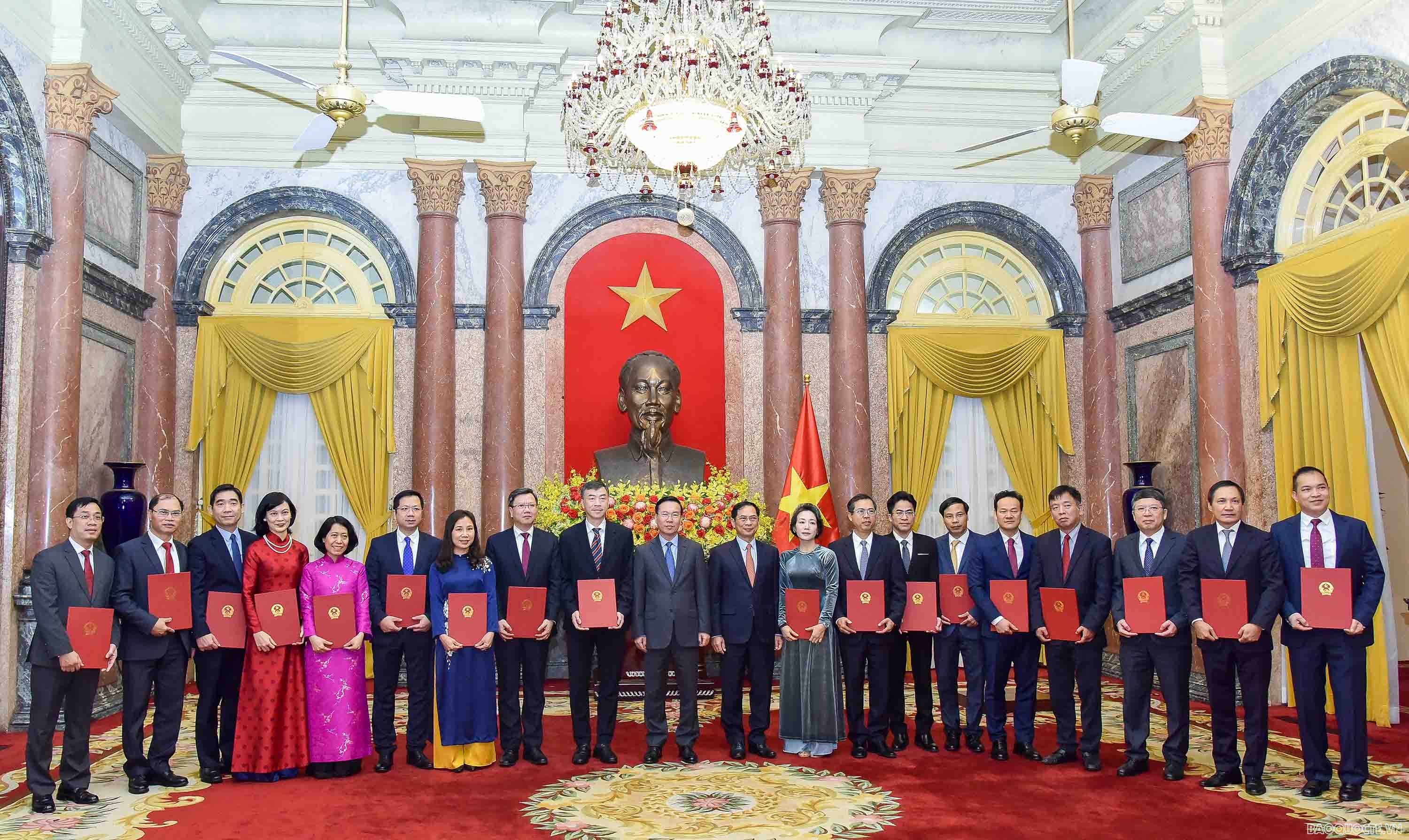 President Vo Van Thuong presents appointment decisions to Ambassadors ...