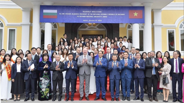 Chủ tịch Quốc hội Bulgaria phát biểu tại Đại học Quốc gia Hà Nội, thăm trường Mầm non chất lượng cao Việt-Bun
