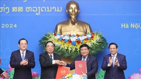 Vietnam, Laos agree on major cooperation orientations for 2024: Prime Ministers