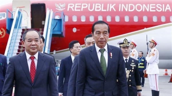 Indonesian President Joko Widodo arrives in Hanoi, beginning State visit to Vietnam