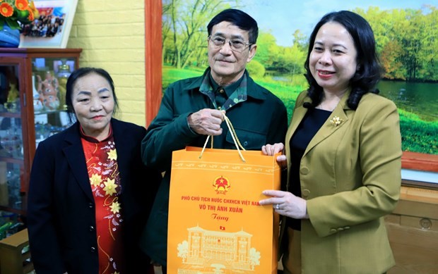 Vice President presents gifts to social policy beneficiary households in Thai Binh