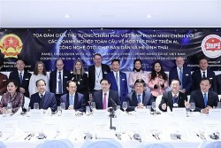 Prime Minister Pham Minh Chinh chairs dialogue with tech businesses in Switzerland