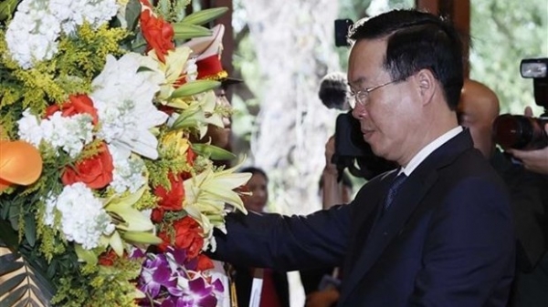 President Vo Van Thuong pays homage to President Ho Chi Minh in Nghe An