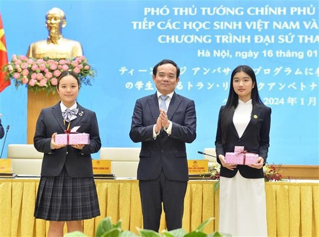 Deputy PM Tran Luu Quang receives Vietnamese, Japanese students in Hanoi