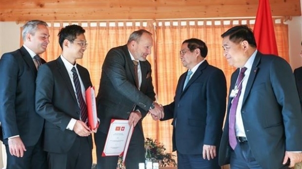 Prime Minister Pham Minh Chinh receives leaders of major groups in Davos