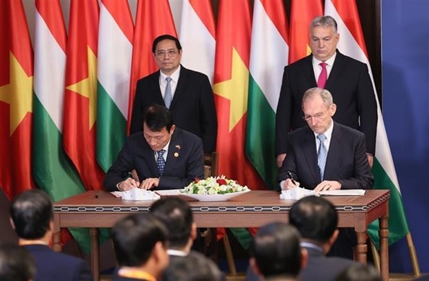 Vietnamese, Hungarian Prime Ministers hold talks in Budapest