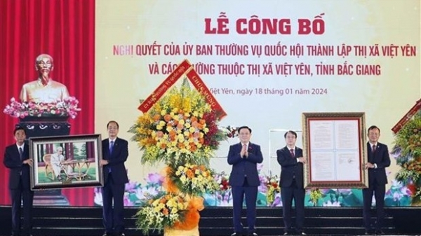 NA Chairman Vuong Dinh Hue attends ceremony announcing establishment of Viet Yen township
