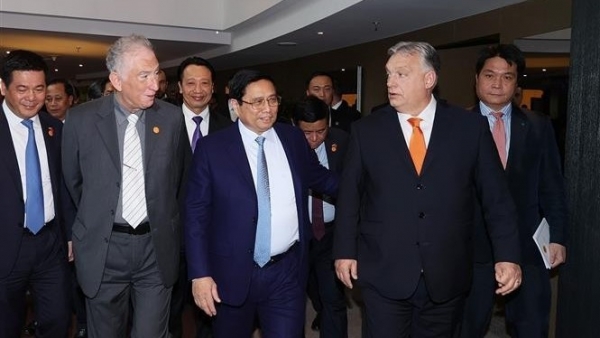 Vietnamese-Hungarian PMs attend business forum in Budapest
