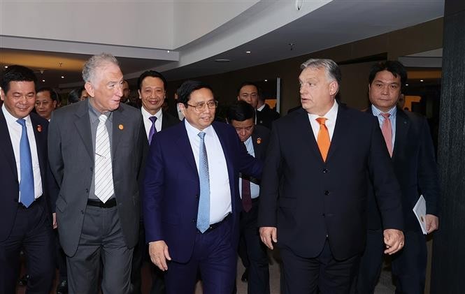 Vietnamese, Hungarian PMs attend business forum
