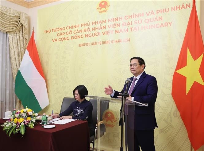Thủ tướng Phạm Minh Chính gặp gỡ cán bộ, nhân viên Đại sứ quán và cộng đồng người Việt Nam tại Hungary(Nguồn: TTXVN)