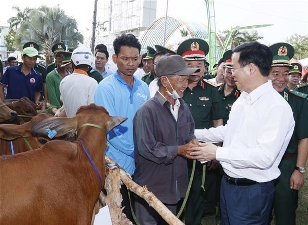 President Vo Van Thuong presents cows to poor households in Kien Giang (Photo: VNA)