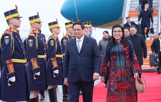 Prime Minister Pham Minh Chinh and his spouse arrive in Bucharest on January 20. (Photo: VNA)
