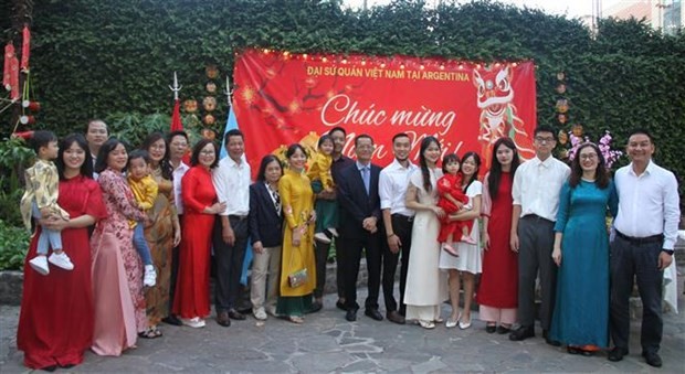 Staff at Vietnamese representatives agencies and their families at the Tet celebration event in Argentina. (Photo: VNA)